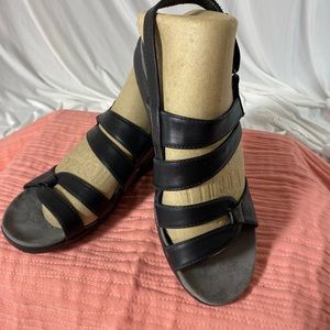 YUU ladies black strap sandal, size 8